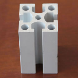 Profilé en aluminium extrudé pour lignes d'assemblages